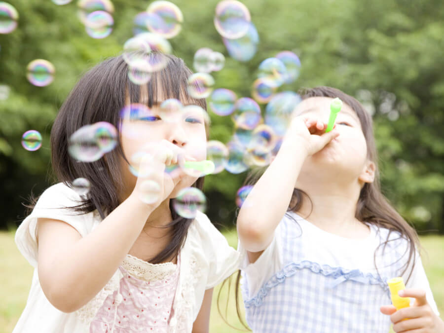 シャボン玉で遊ぶ子供たち