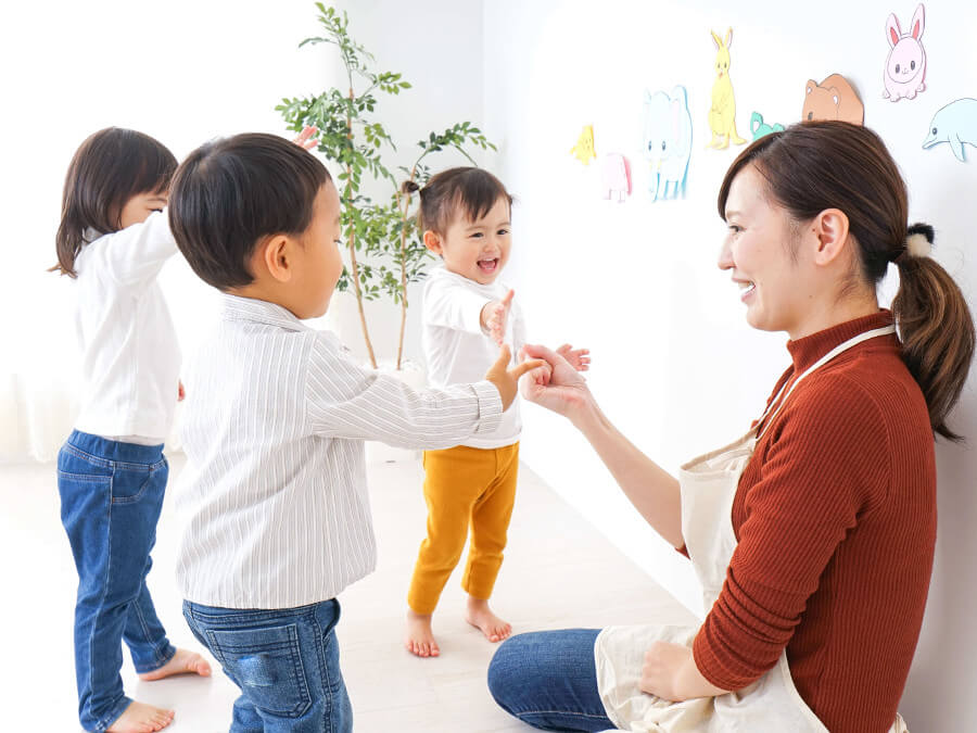 子どもをお背化打つする手