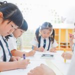 勉強する子供