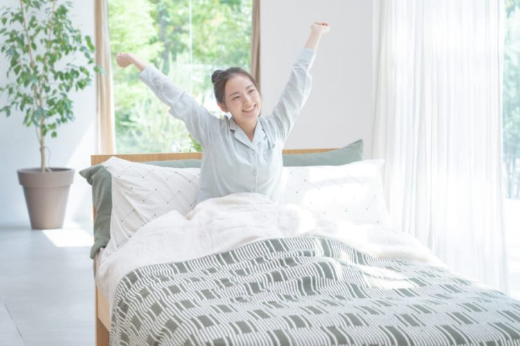 早起きする女性