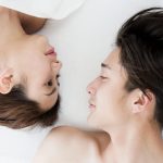 向き合う男女